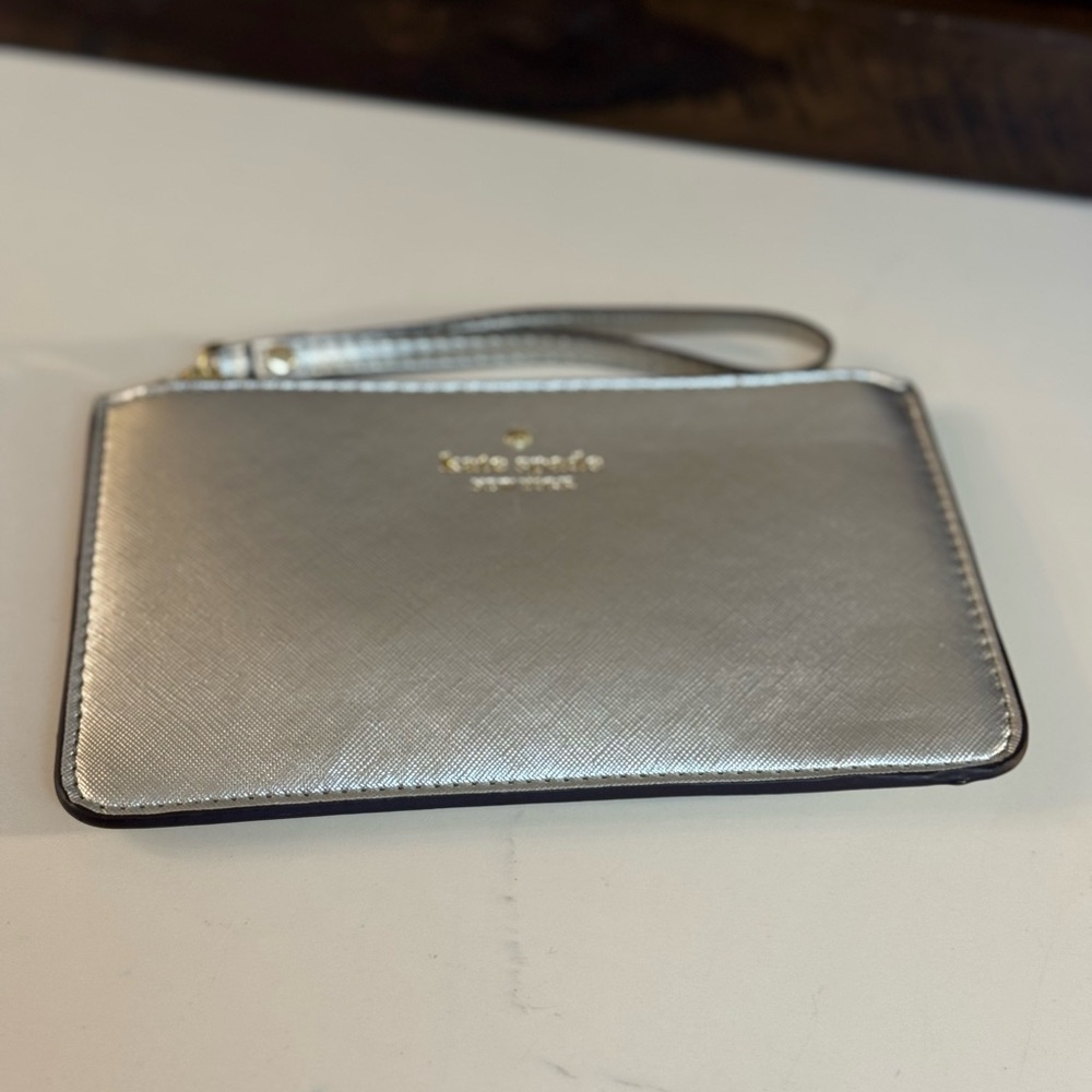 🩶 NWOT KATE SPADE SILVER METALLIC LEATHER WRISTLET! - Picture 4 of 6